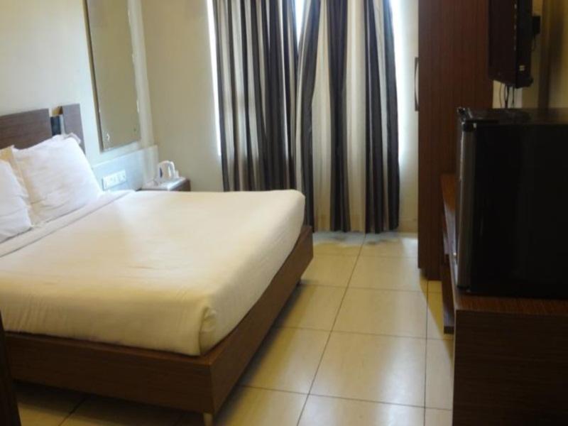 Hotel Sheela Shree Plaza Dzshánszí Kültér fotó