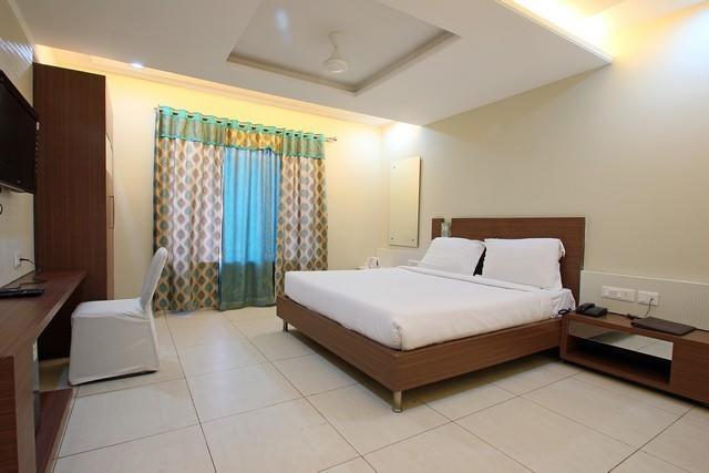 Hotel Sheela Shree Plaza Dzshánszí Kültér fotó
