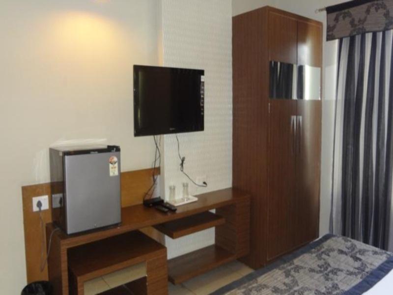 Hotel Sheela Shree Plaza Dzshánszí Kültér fotó