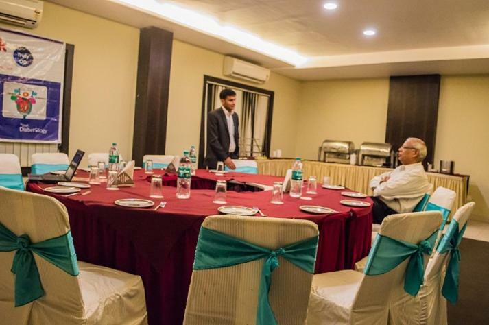 Hotel Sheela Shree Plaza Dzshánszí Kültér fotó